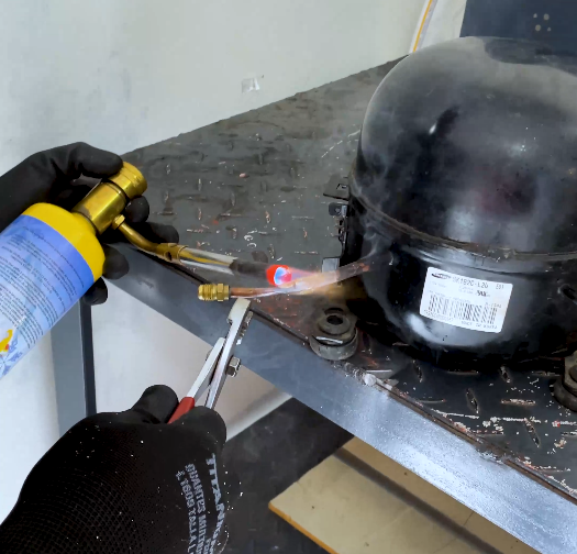 Técnico reparando nevera