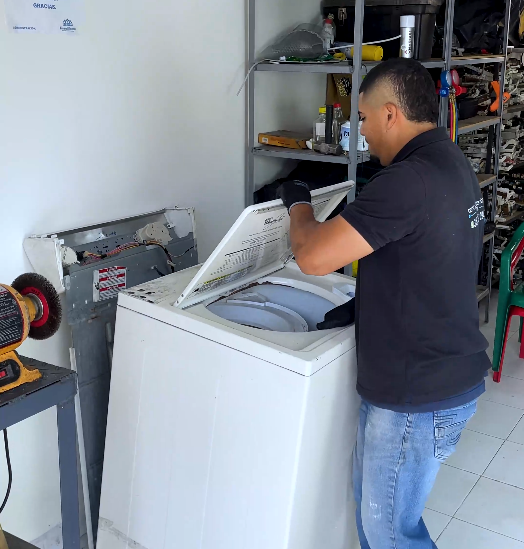 Técnico revisando lavadora